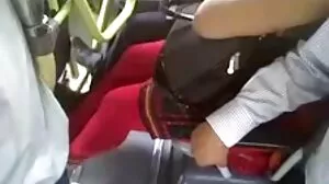 டேரியா வசதியாகவும் வசதியாகவும் இருக்கிறாள்