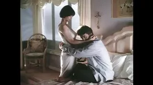 அட்ரியானா செச்சிக் ஜூல்ஸ் ஜோர்டானுடன் இணைந்து மேஜிக் பட் ட்ரிக்ஸ் செய்கிறார். அவள் கழுதையில் என்ன மறைந்துவிடும்?
