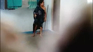 தடிமனான எல்லா இடங்களிலும், விக்டோரியா ஜூன் தனது ஆபத்தான வளைவுகளைக் காட்டுகிறது